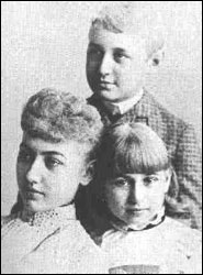 Abraham Lincoln II with his sisters Mary and Jesse. 