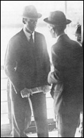 De Valera conferring with his fellow spy Erskine Childers. 