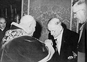 De Valera kissing the ring of Pope John XXIII. 