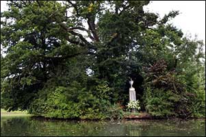 The lonely, isolated grave of Diana at 