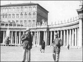 Nazi paratroopers guarding the Vatican during the German occupation. 