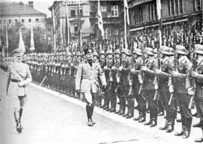Mussolini and Hitler inspect troops