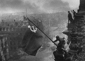 Soviet troops raising the flag 