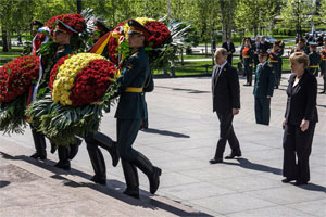 Chancellor Hitler and "Putin" at a wreath